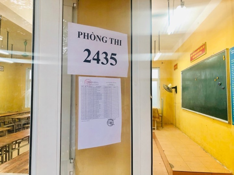 Đình chỉ thi với thí sinh sử dụng điện thoại trong thời gian ngồi chờ ở bài thi tổ hợp - 1 Đình chỉ thi với thí sinh sử dụng điện thoại trong thời gian ngồi chờ ở bài thi tổ hợp - 1