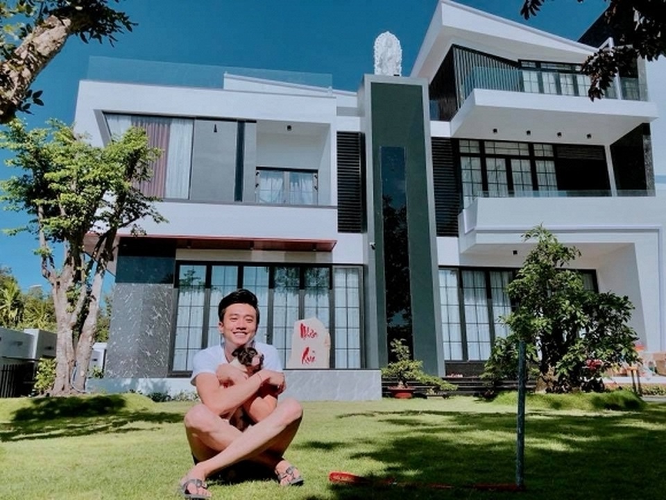 Quốc Trường “Về nhà đi con” lộ nội thất biệt thự “khủng”, đưa gia đình đi du hí - 5 Quốc Trường “Về nhà đi con” lộ nội thất biệt thự “khủng”, đưa gia đình đi du hí - 5