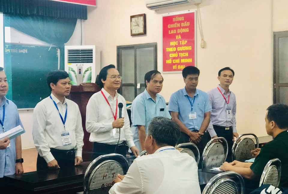Bộ trưởng Phùng Xuân Nhạ thị sát điểm thi trước “giờ G” - 2 Bộ trưởng Phùng Xuân Nhạ thị sát điểm thi trước “giờ G” - 2