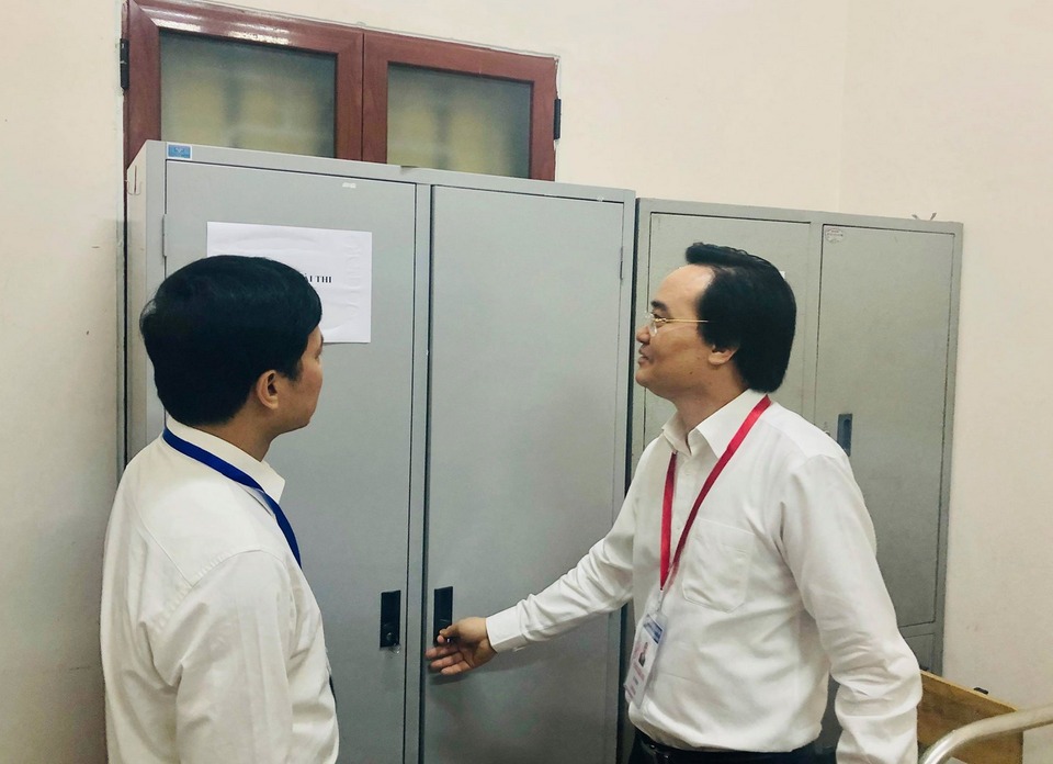 Bộ trưởng Phùng Xuân Nhạ thị sát điểm thi trước “giờ G” - 4 Bộ trưởng Phùng Xuân Nhạ thị sát điểm thi trước “giờ G” - 4