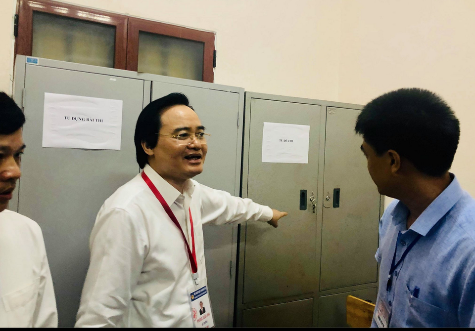 Bộ trưởng Phùng Xuân Nhạ thị sát điểm thi trước “giờ G” - 3 Bộ trưởng Phùng Xuân Nhạ thị sát điểm thi trước “giờ G” - 3