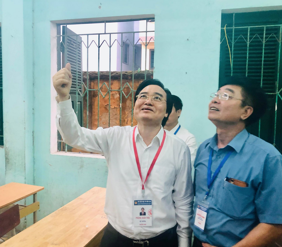 Bộ trưởng Phùng Xuân Nhạ thị sát điểm thi trước “giờ G” - 6 Bộ trưởng Phùng Xuân Nhạ thị sát điểm thi trước “giờ G” - 6