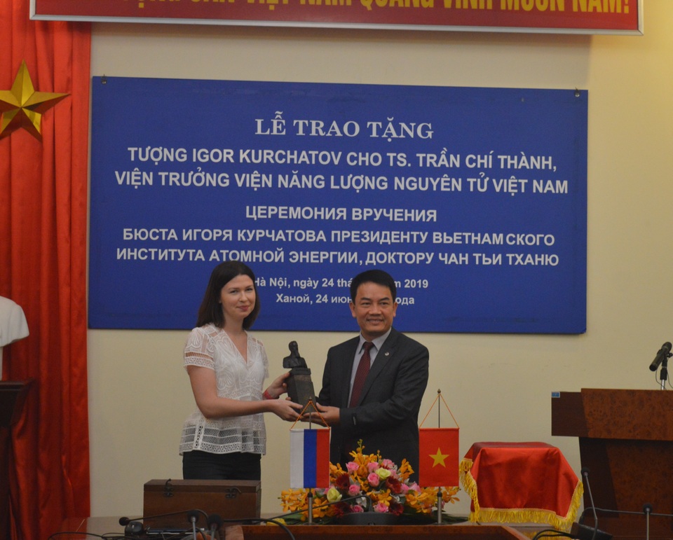 Trao tặng tượng của Viện sỹ Igor Kurchatov cho Viện trưởng Viện Năng lượng Nguyên tử Việt Nam - 1 Trao tặng tượng của Viện sỹ Igor Kurchatov cho Viện trưởng Viện Năng lượng Nguyên tử Việt Nam - 1