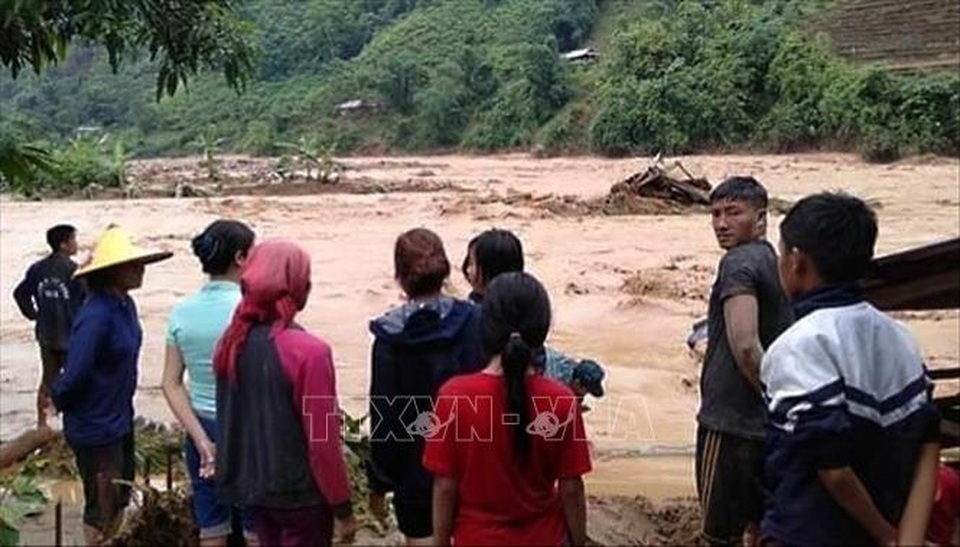 Mưa lũ đột ngột đổ về, 4 người cùng nhiều tài sản bị cuốn trôi - 3 Mưa lũ đột ngột đổ về, 4 người cùng nhiều tài sản bị cuốn trôi - 3