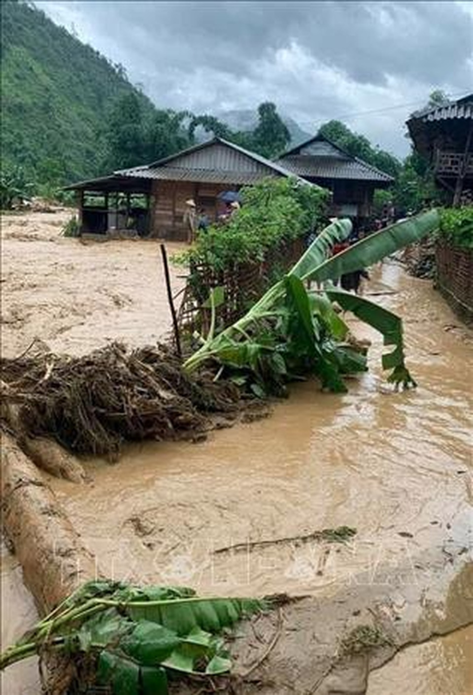 Mưa lũ đột ngột đổ về, 4 người cùng nhiều tài sản bị cuốn trôi - 1 Mưa lũ đột ngột đổ về, 4 người cùng nhiều tài sản bị cuốn trôi - 1