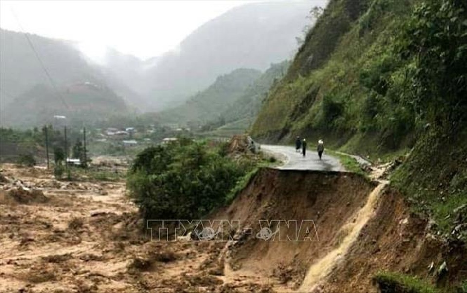 Mưa lũ đột ngột đổ về, 4 người cùng nhiều tài sản bị cuốn trôi - 2 Mưa lũ đột ngột đổ về, 4 người cùng nhiều tài sản bị cuốn trôi - 2