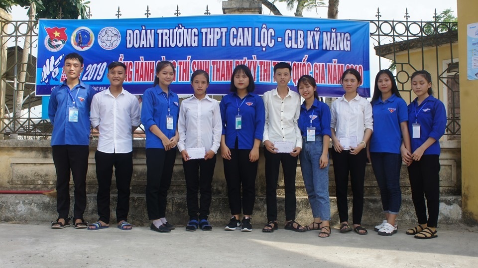 Tình nguyện viên bỏ tiền túi... nấu ăn cho thí sinh - 1 Tình nguyện viên bỏ tiền túi... nấu ăn cho thí sinh - 1