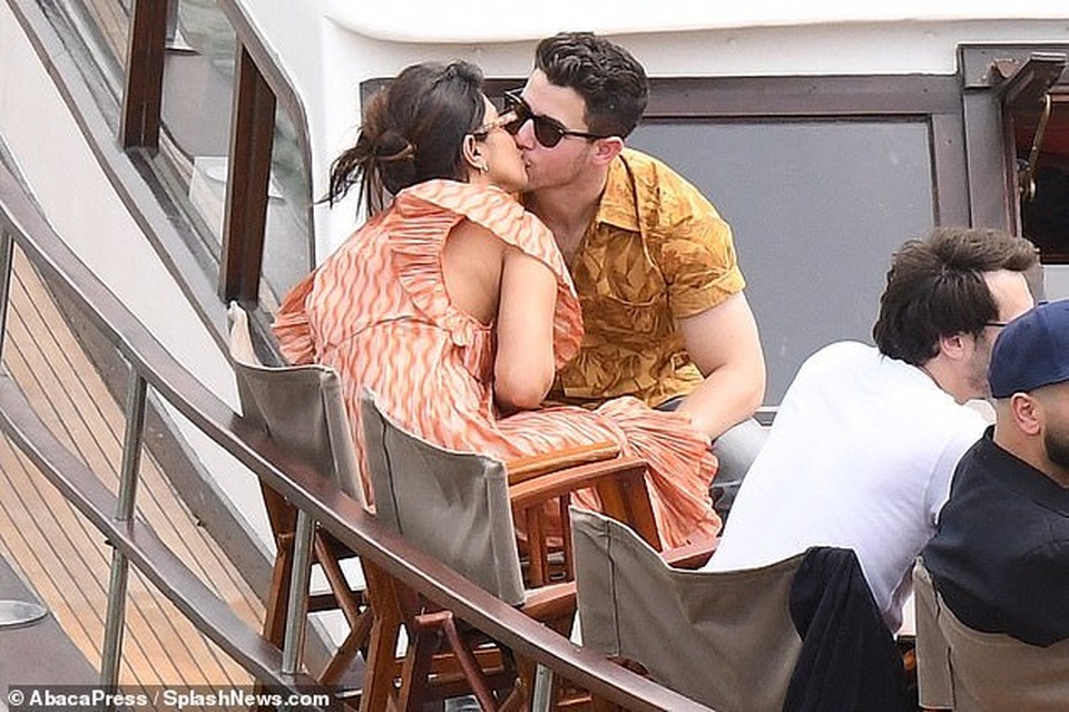 Priyanka Chopra tình tứ bên chồng kém 10 tuổi trên sông Seine - 1 Priyanka Chopra tình tứ bên chồng kém 10 tuổi trên sông Seine - 1