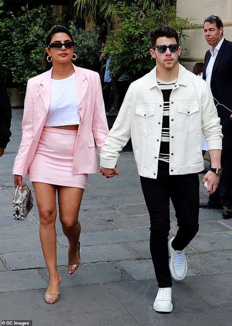 Priyanka Chopra tình tứ bên chồng kém 10 tuổi trên sông Seine - 7 Priyanka Chopra tình tứ bên chồng kém 10 tuổi trên sông Seine - 7