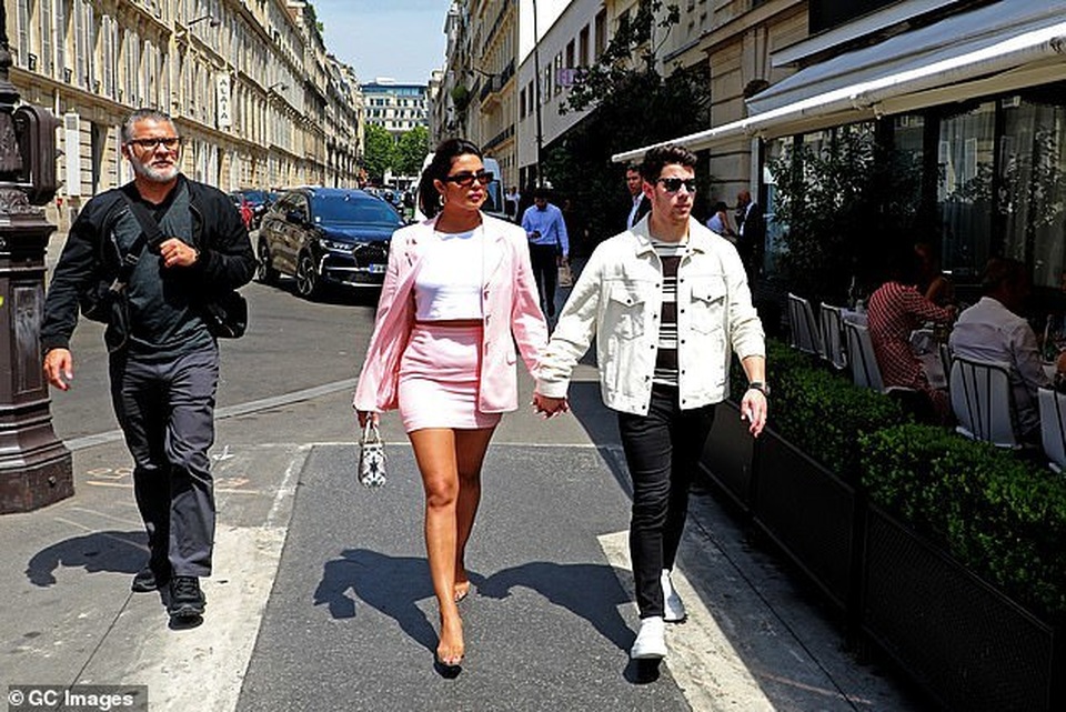 Priyanka Chopra tình tứ bên chồng kém 10 tuổi trên sông Seine - 9 Priyanka Chopra tình tứ bên chồng kém 10 tuổi trên sông Seine - 9