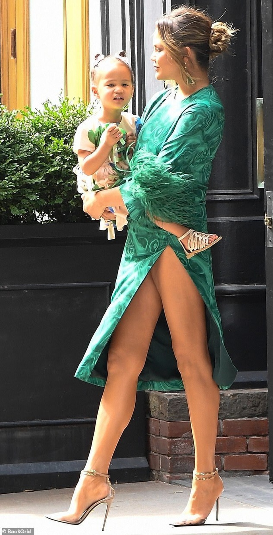 Chrissy Teigen sành điệu đưa con dự sự kiện - 6