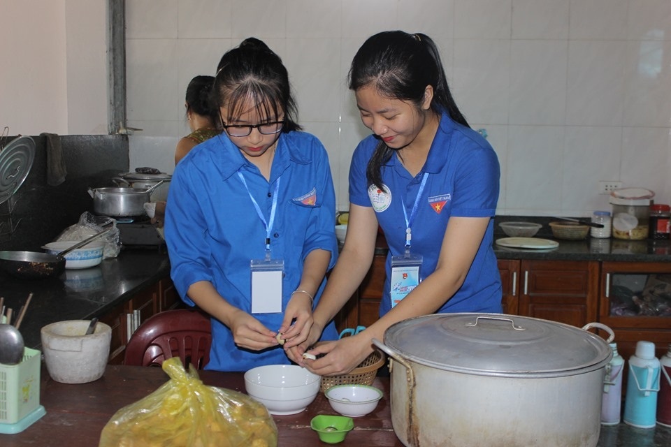 Tình nguyện viên bỏ tiền túi... nấu ăn cho thí sinh - 2 Tình nguyện viên bỏ tiền túi... nấu ăn cho thí sinh - 2
