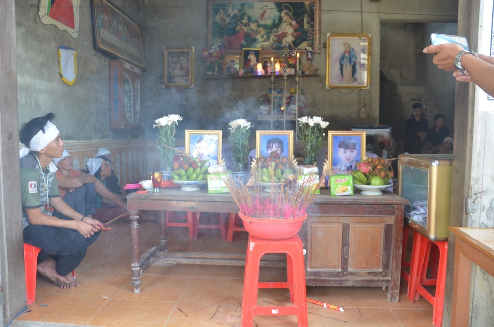 3 bức di ảnh, 3 gương mặt trẻ thơ, 3 lọ hoa cúc trắng... - 1 3 bức di ảnh, 3 gương mặt trẻ thơ, 3 lọ hoa cúc trắng... - 1