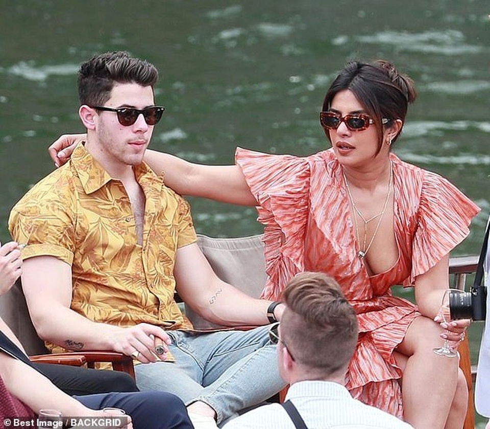 Priyanka Chopra tình tứ bên chồng kém 10 tuổi trên sông Seine - 2 Priyanka Chopra tình tứ bên chồng kém 10 tuổi trên sông Seine - 2