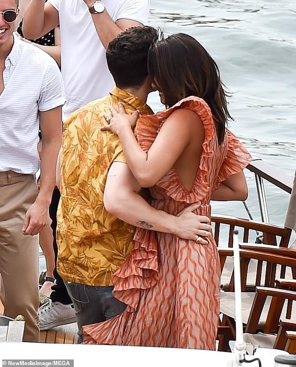 Priyanka Chopra tình tứ bên chồng kém 10 tuổi trên sông Seine - 3 Priyanka Chopra tình tứ bên chồng kém 10 tuổi trên sông Seine - 3