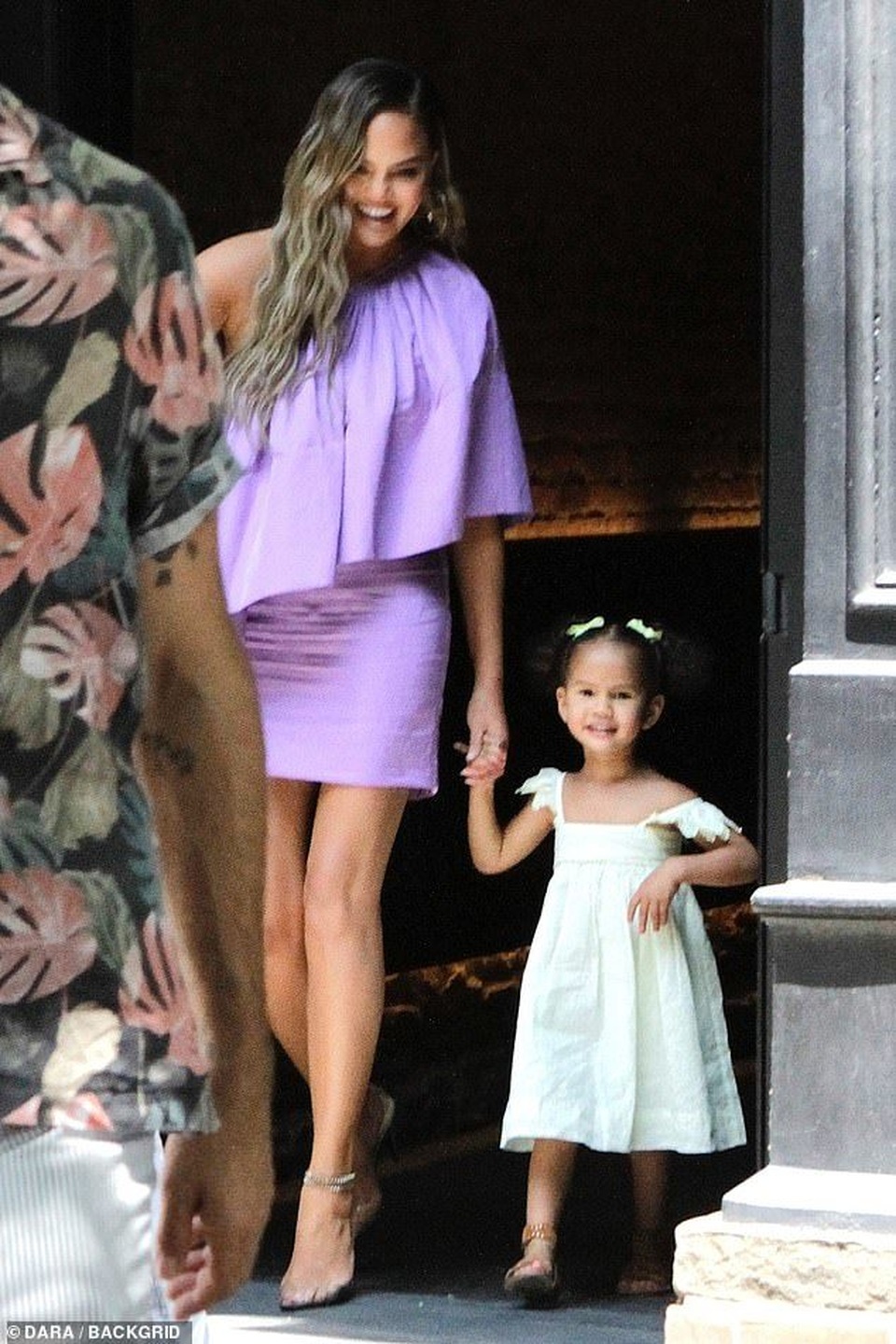 Chrissy Teigen sành điệu đưa con dự sự kiện - 2