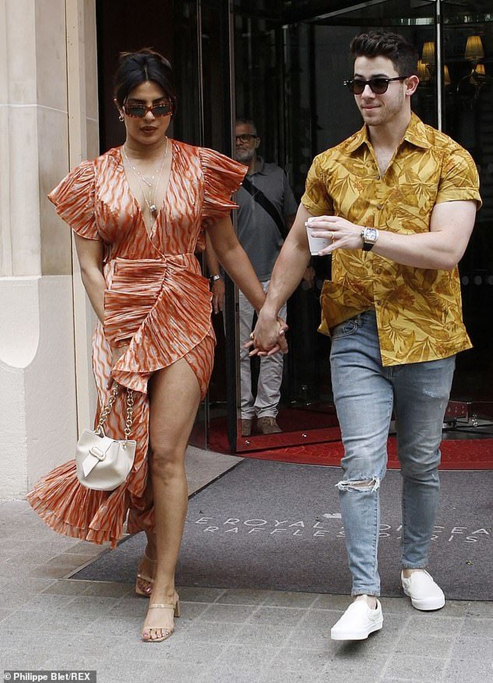 Priyanka Chopra tình tứ bên chồng kém 10 tuổi trên sông Seine - 5 Priyanka Chopra tình tứ bên chồng kém 10 tuổi trên sông Seine - 5