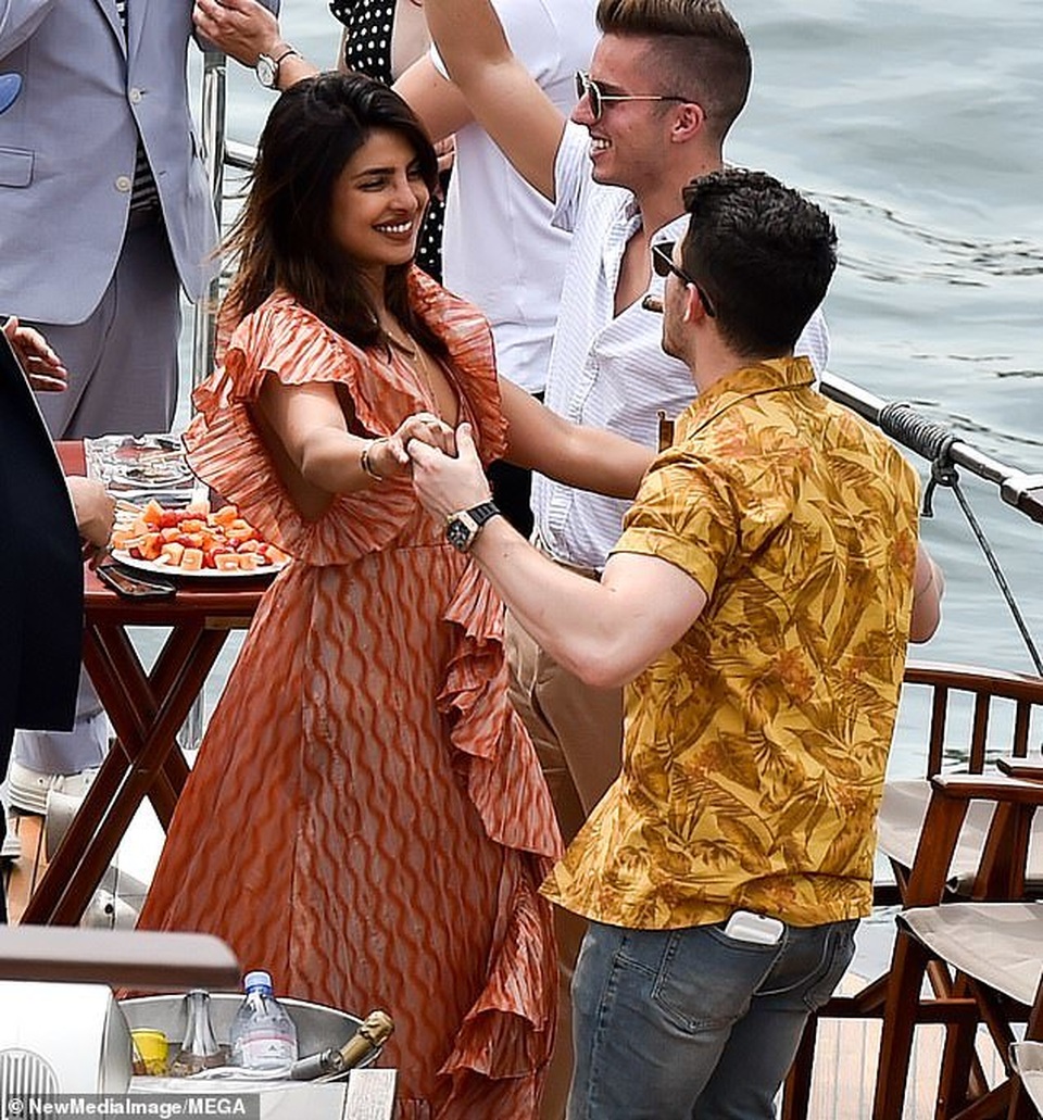 Priyanka Chopra tình tứ bên chồng kém 10 tuổi trên sông Seine - 4 Priyanka Chopra tình tứ bên chồng kém 10 tuổi trên sông Seine - 4