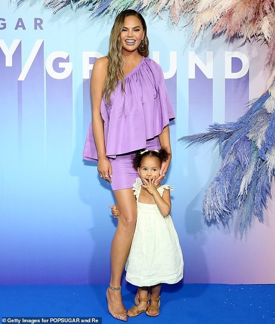 Chrissy Teigen sành điệu đưa con dự sự kiện - 4