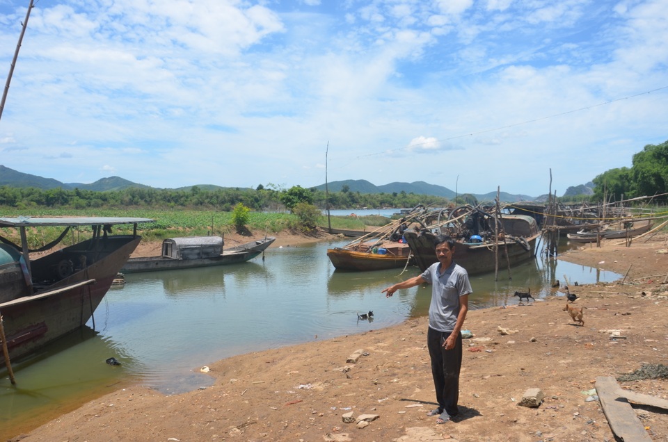 3 bức di ảnh, 3 gương mặt trẻ thơ, 3 lọ hoa cúc trắng... - 2 3 bức di ảnh, 3 gương mặt trẻ thơ, 3 lọ hoa cúc trắng... - 2