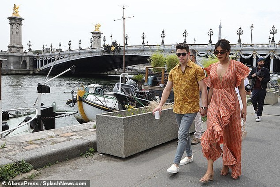 Priyanka Chopra tình tứ bên chồng kém 10 tuổi trên sông Seine - 6 Priyanka Chopra tình tứ bên chồng kém 10 tuổi trên sông Seine - 6