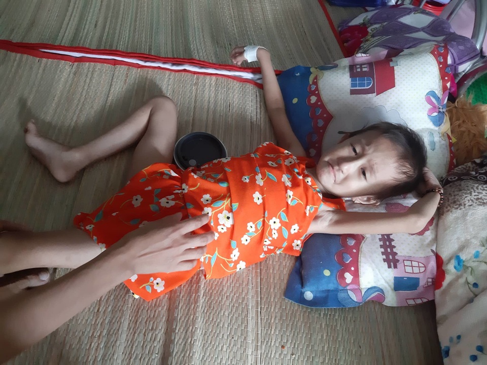 Xót thương bé 5 tuổi quằn quại chống chọi với những cơn đau do bệnh ung thư - 1 Xót thương bé 5 tuổi quằn quại chống chọi với những cơn đau do bệnh ung thư - 1