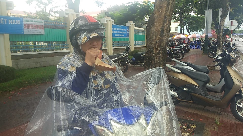 Phụ huynh “đội mưa” chờ con thi Văn - 3