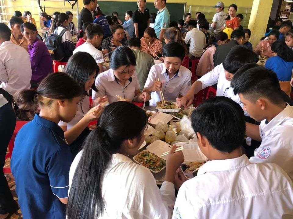 Hàng ngàn suất cơm miễn phí trao tay thí sinh vùng cao - 6 Hàng ngàn suất cơm miễn phí trao tay thí sinh vùng cao - 6