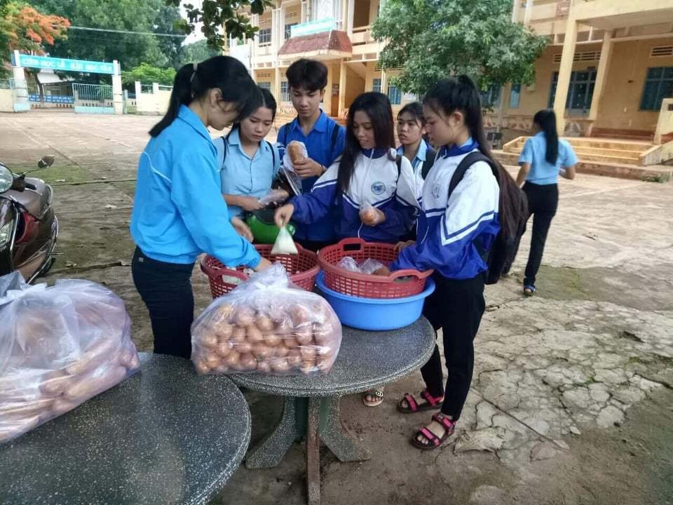 Hàng ngàn suất cơm miễn phí trao tay thí sinh vùng cao - 4 Hàng ngàn suất cơm miễn phí trao tay thí sinh vùng cao - 4