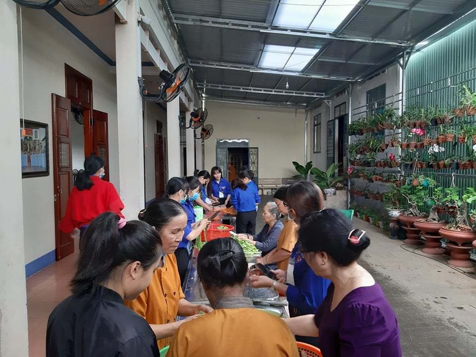 Hàng ngàn suất cơm miễn phí trao tay thí sinh vùng cao - 5 Hàng ngàn suất cơm miễn phí trao tay thí sinh vùng cao - 5
