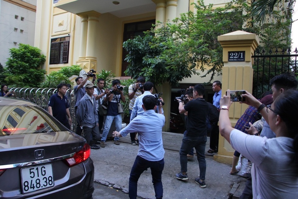 Nguyễn Hữu Linh ẩn trong nhà vệ sinh khi đến tòa - 2 Nguyễn Hữu Linh ẩn trong nhà vệ sinh khi đến tòa - 2