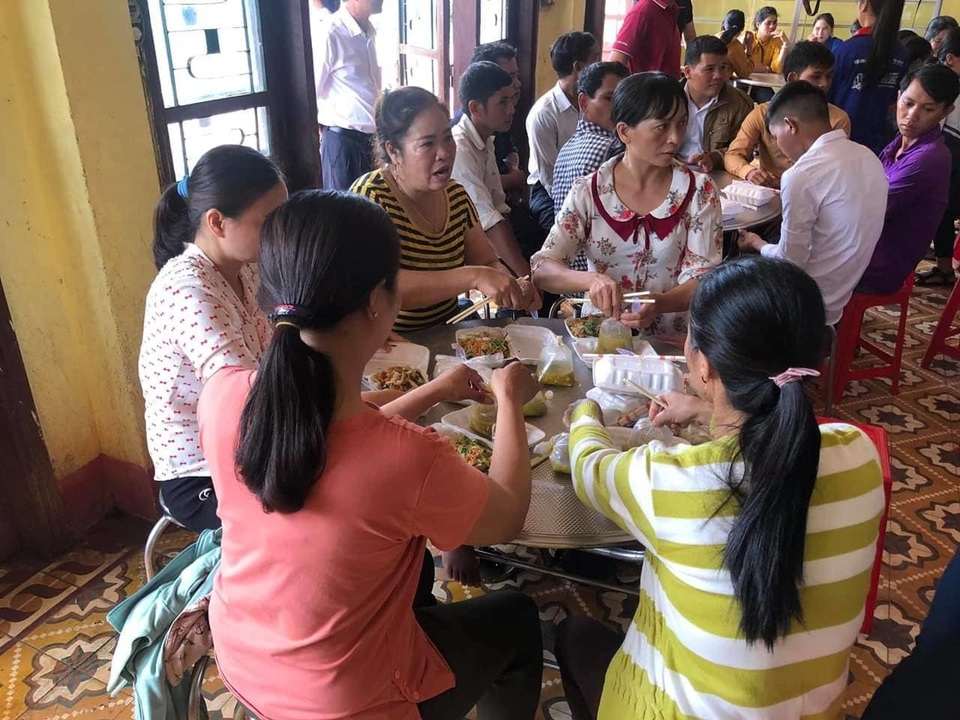 Hàng ngàn suất cơm miễn phí trao tay thí sinh vùng cao - 7 Hàng ngàn suất cơm miễn phí trao tay thí sinh vùng cao - 7