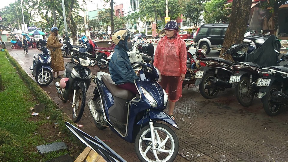 Phụ huynh “đội mưa” chờ con thi Văn - 4