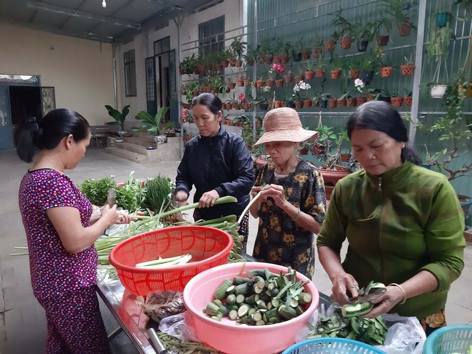 Hàng ngàn suất cơm miễn phí trao tay thí sinh vùng cao - 3 Hàng ngàn suất cơm miễn phí trao tay thí sinh vùng cao - 3