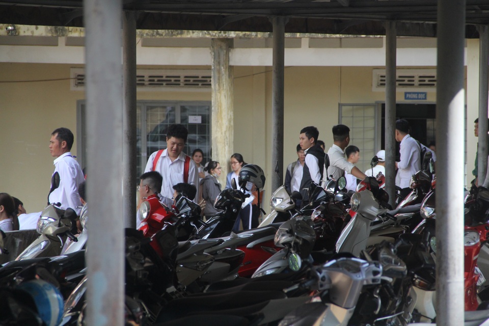 Đắk Lắk: Thí sinh làm xong hết 2/3 thời gian không được ra về - 2 Đắk Lắk: Thí sinh làm xong hết 2/3 thời gian không được ra về - 2