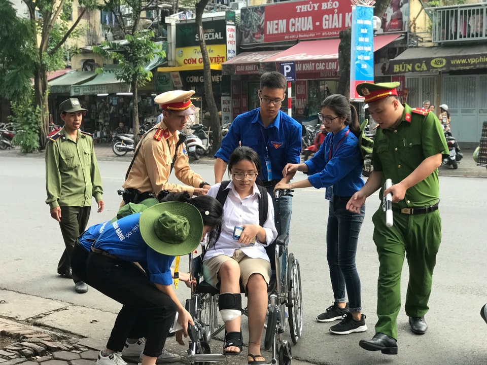 Thanh niên tình nguyện tận tình cõng thí sinh tai nạn vào phòng thi - 1 Thanh niên tình nguyện tận tình cõng thí sinh tai nạn vào phòng thi - 1