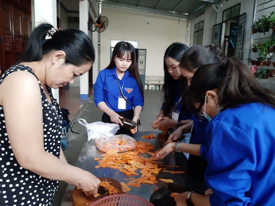 Hàng ngàn suất cơm miễn phí trao tay thí sinh vùng cao - 2 Hàng ngàn suất cơm miễn phí trao tay thí sinh vùng cao - 2