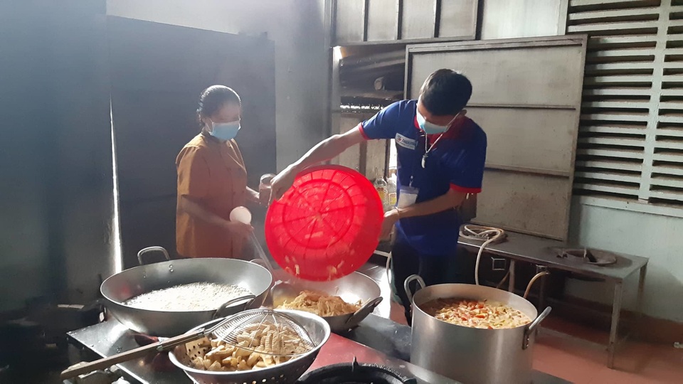 Hàng ngàn suất cơm miễn phí trao tay thí sinh vùng cao - 1 Hàng ngàn suất cơm miễn phí trao tay thí sinh vùng cao - 1