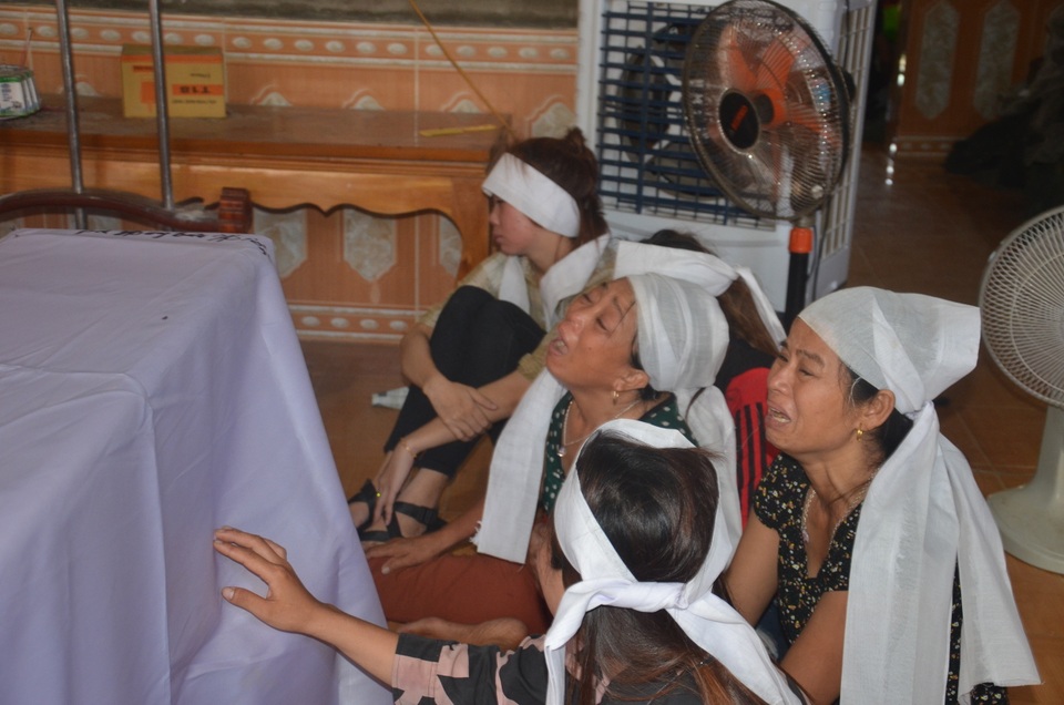 3 bức di ảnh, 3 gương mặt trẻ thơ, 3 lọ hoa cúc trắng... - 3 3 bức di ảnh, 3 gương mặt trẻ thơ, 3 lọ hoa cúc trắng... - 3