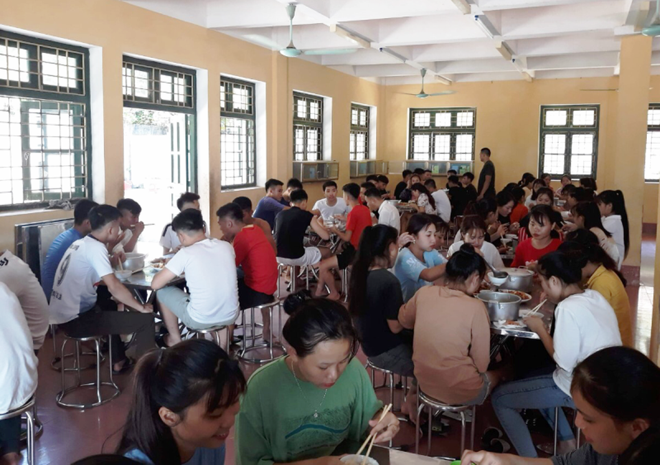 Nhà trường thuê người nấu ăn cho hơn 100 thí sinh miền núi - 4 Nhà trường thuê người nấu ăn cho hơn 100 thí sinh miền núi - 4