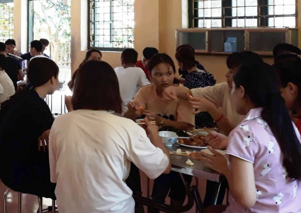 Nhà trường thuê người nấu ăn cho hơn 100 thí sinh miền núi - 2 Nhà trường thuê người nấu ăn cho hơn 100 thí sinh miền núi - 2