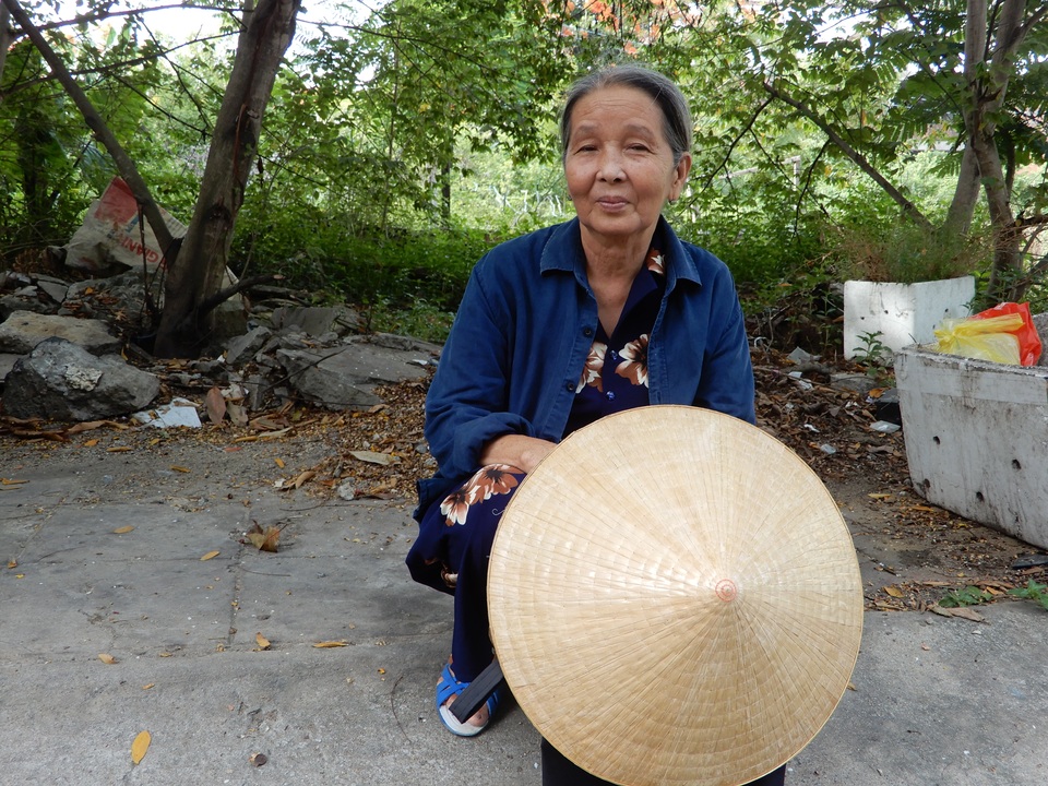 Bố mẹ bị mù, bà ngoại 71 tuổi bắt xe ôm đưa cháu đi thi - 2 Bố mẹ bị mù, bà ngoại 71 tuổi bắt xe ôm đưa cháu đi thi - 2