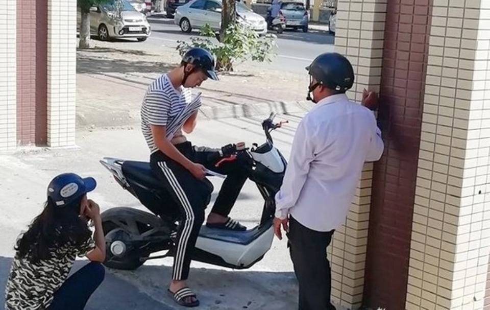 Nghệ An: Đình chỉ một thí sinh vì mang điện thoại vào phòng thi - 2 Nghệ An: Đình chỉ một thí sinh vì mang điện thoại vào phòng thi - 2