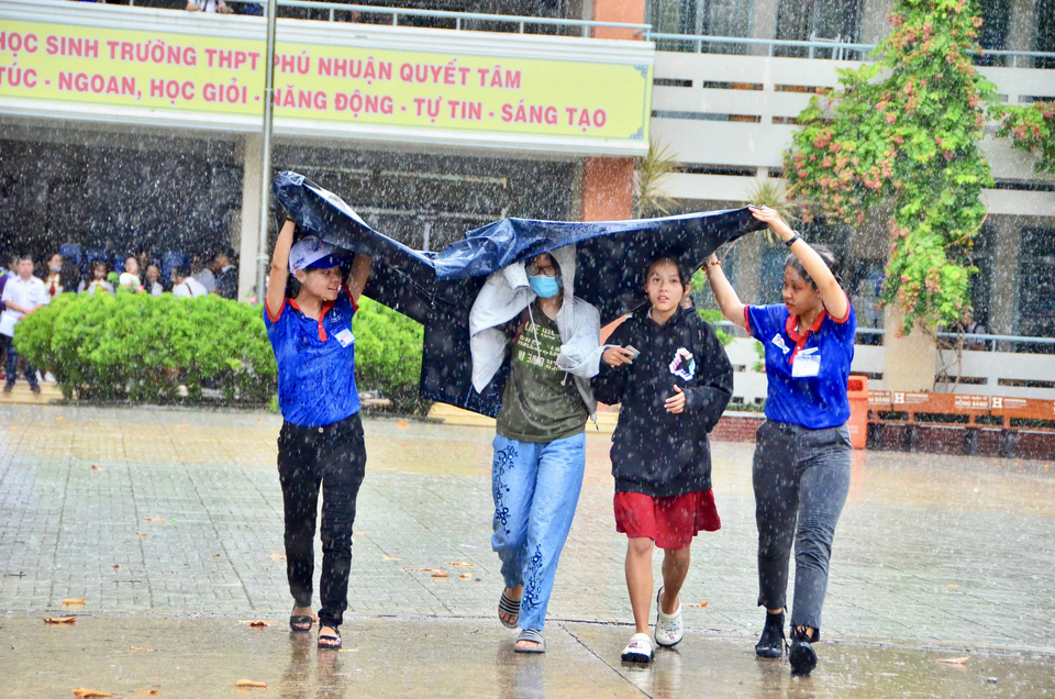 Sinh viên tình nguyện đổi quần dài cho thí sinh để vào làm thủ tục dự thi - 3 Sinh viên tình nguyện đổi quần dài cho thí sinh để vào làm thủ tục dự thi - 3