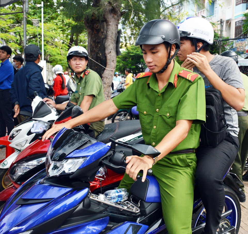 Công an Cà Mau lập đội xe ôm miễn phí phục vụ sĩ tử - 2 Công an Cà Mau lập đội xe ôm miễn phí phục vụ sĩ tử - 2