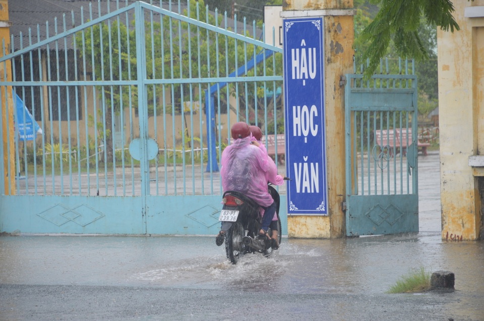 Sóc Trăng: Thí sinh đến trường thi Toán giữa lúc mưa to - 1