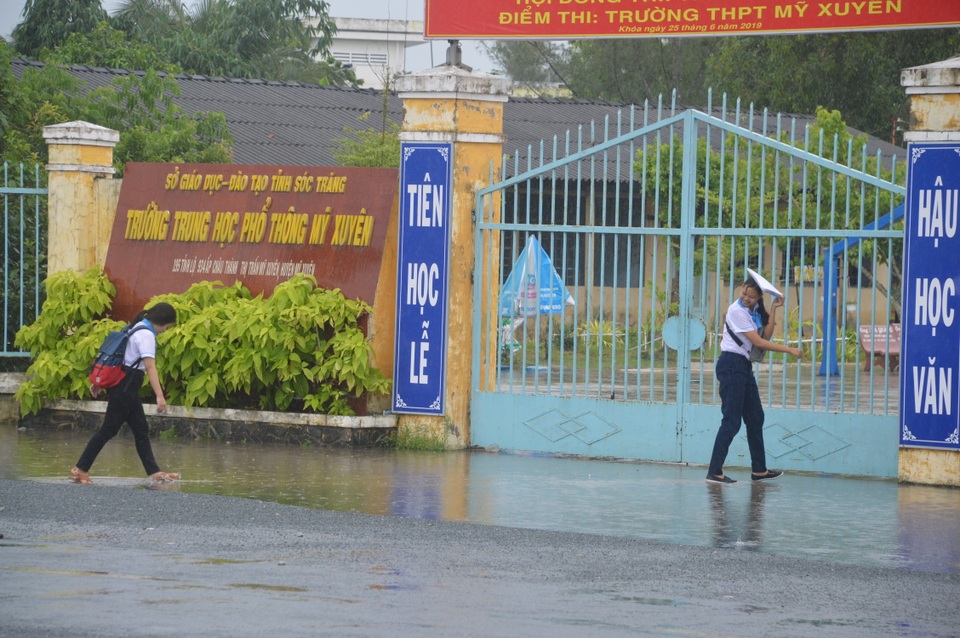 Sóc Trăng: Thí sinh đến trường thi Toán giữa lúc mưa to - 3