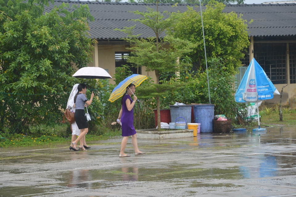 Sóc Trăng: Thí sinh đến trường thi Toán giữa lúc mưa to - 5