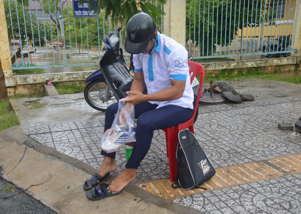 Sóc Trăng: Thí sinh đến trường thi Toán giữa lúc mưa to - 4
