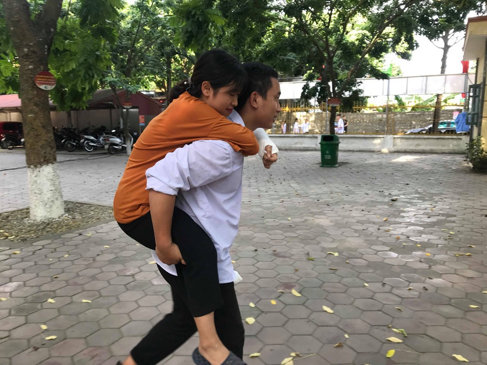 Bị gãy tay và chân, nữ sinh vẫn quyết đi thi THPT quốc gia - 2 Bị gãy tay và chân, nữ sinh vẫn quyết đi thi THPT quốc gia - 2